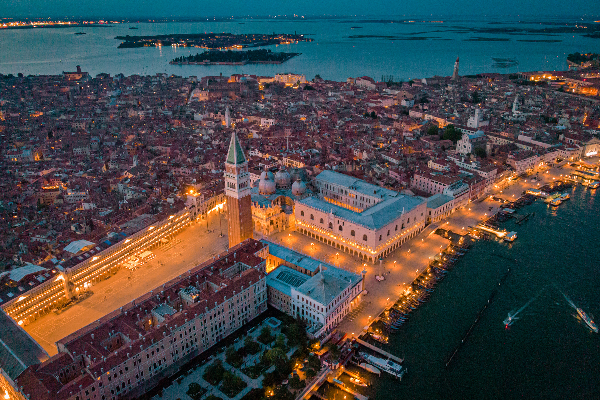 venezia notturna drone 2100x1400
